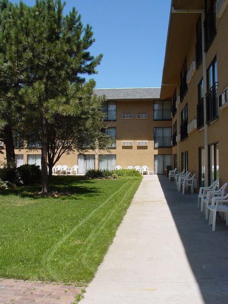 Clarion Hotel & Conference Center Colorado Springs Exterior photo