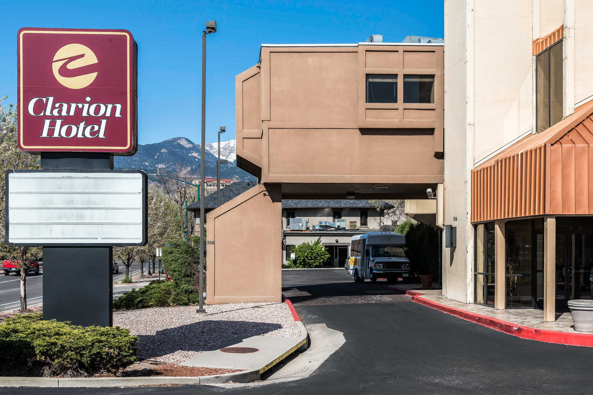 Clarion Hotel & Conference Center Colorado Springs Exterior photo