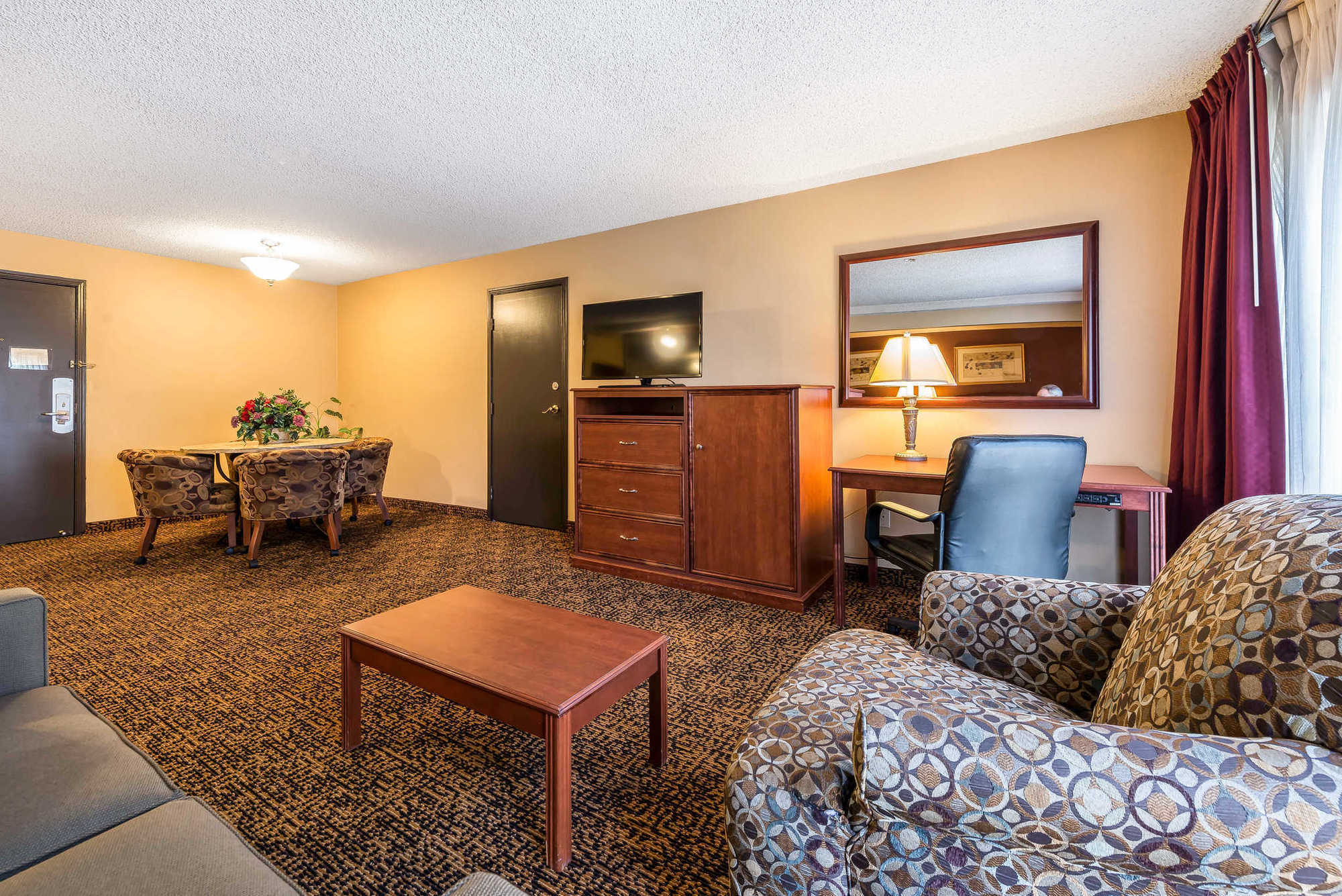 Clarion Hotel & Conference Center Colorado Springs Room photo